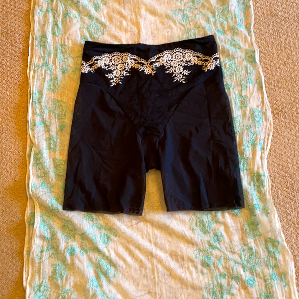 Wacoal black shaper. Beautifully detailed. Never worn.